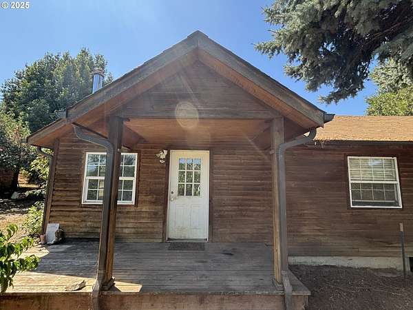 5 Acres of Residential Land with Home for Sale in Grants Pass, Oregon