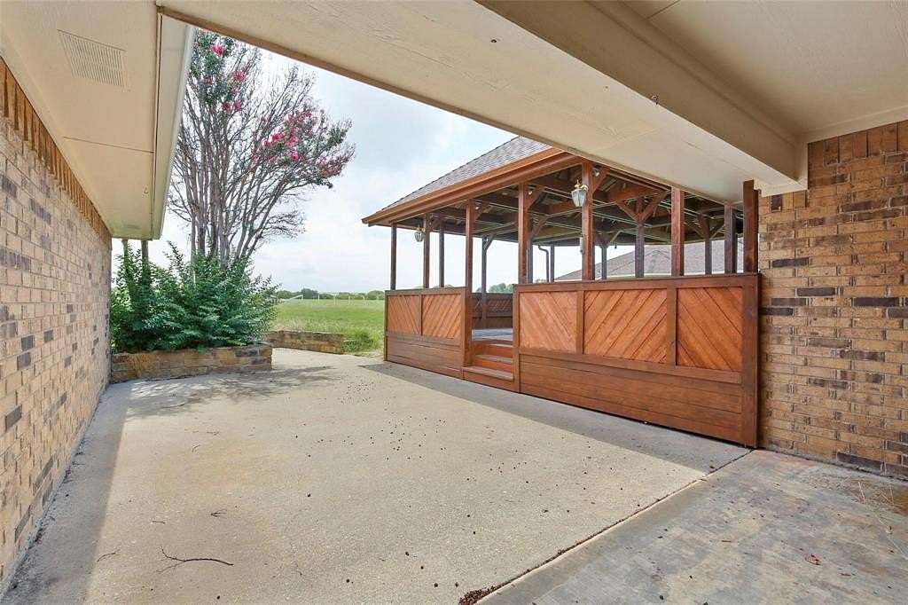 10 Acres of Residential Land with Home for Lease in Melissa, Texas