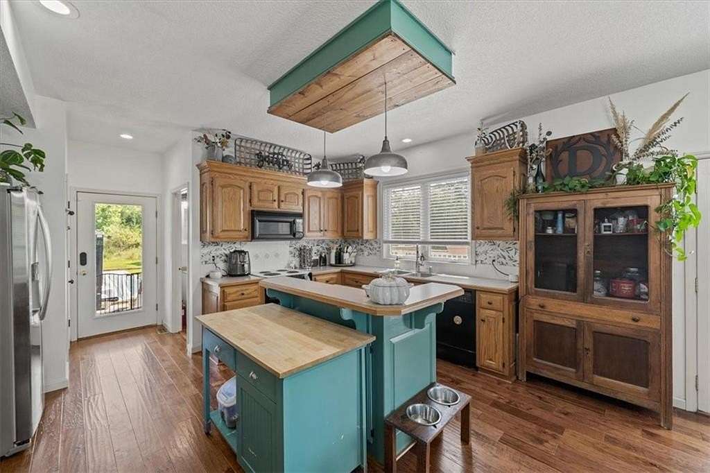 6 Acres of Residential Land with Home for Sale in Ottawa, Kansas