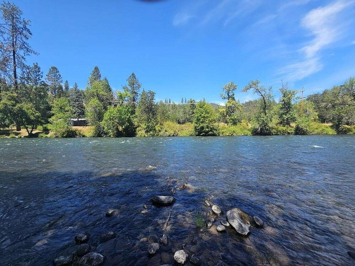 21.5 Acres of Land with Home for Sale in Shady Cove, Oregon
