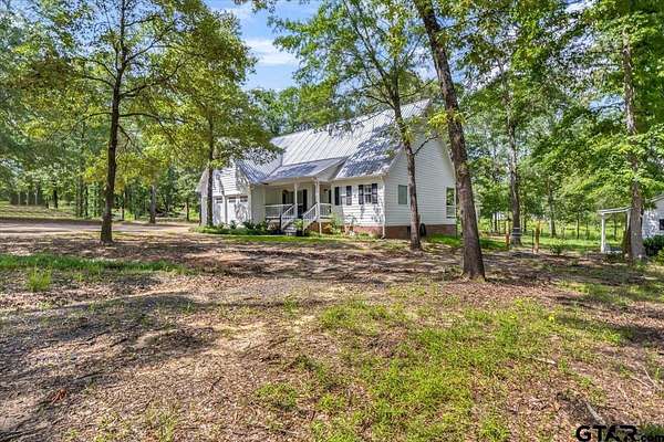 4.67 Acres of Residential Land with Home for Lease in Lindale, Texas