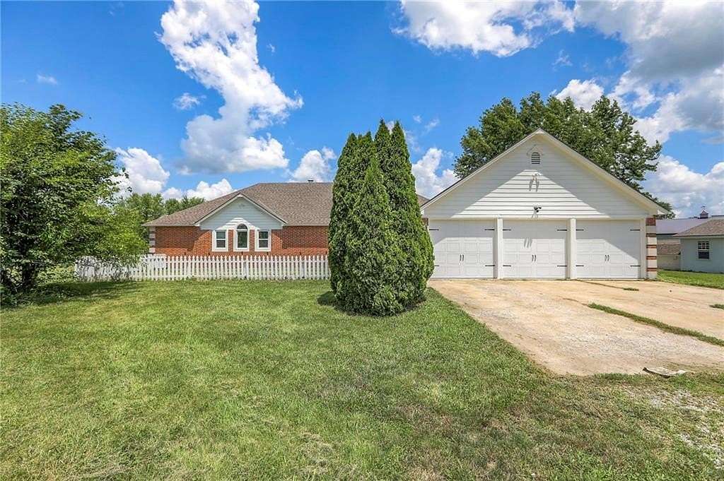 3.19 Acres of Residential Land with Home for Sale in Kearney, Missouri