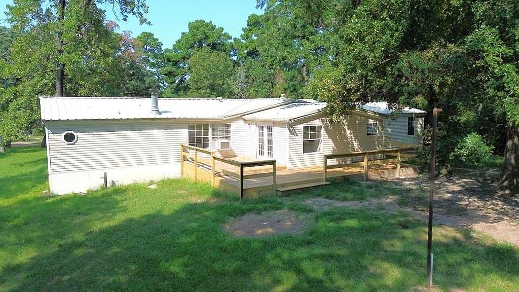 6 Acres of Residential Land with Home for Sale in Crockett, Texas