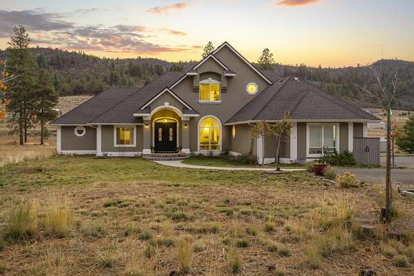 4.26 Acres of Residential Land with Home for Sale in Klamath Falls, Oregon
