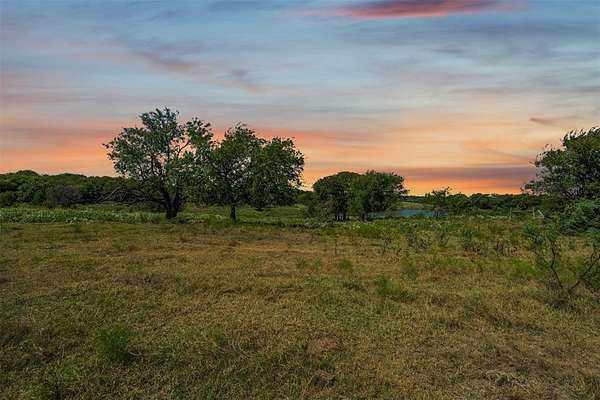 10 Acres of Land for Sale in Grandview, Texas