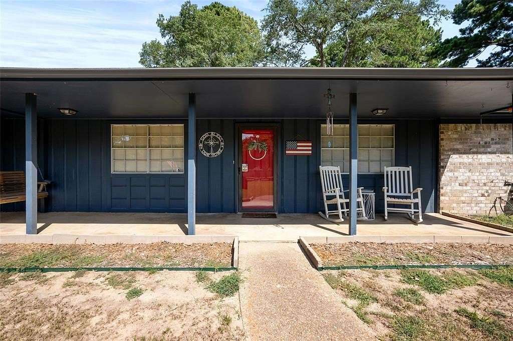 2.5 Acres of Residential Land with Home for Sale in Palestine, Texas