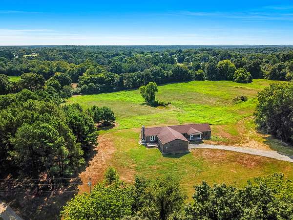 10 Acres of Residential Land with Home for Sale in Dover, Tennessee