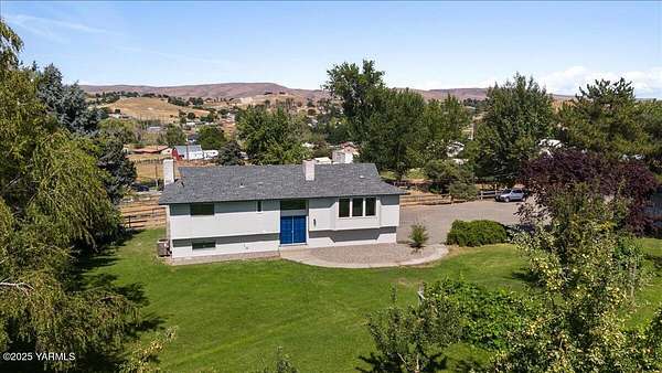 5.29 Acres of Residential Land with Home for Sale in Selah, Washington