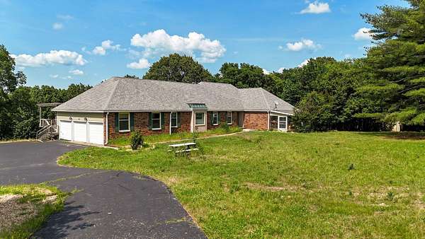 170 Acres of Land with Home for Sale in Chestnutridge, Missouri