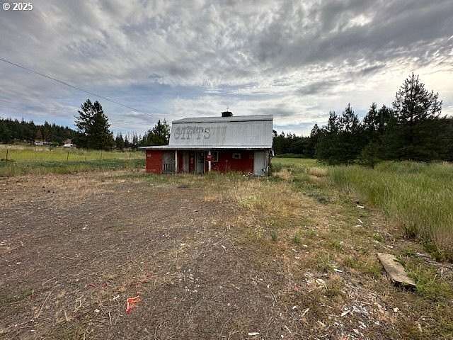 5 Acres of Residential Land with Home for Sale in Goldendale, Washington