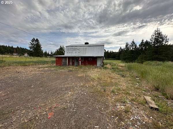 5 Acres of Residential Land with Home for Sale in Goldendale, Washington