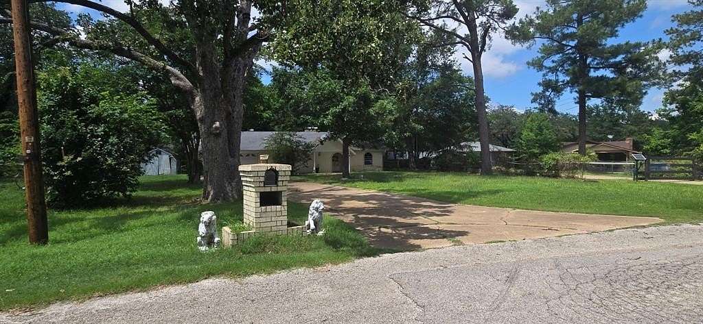 1.8 Acres of Residential Land with Home for Sale in Tool, Texas