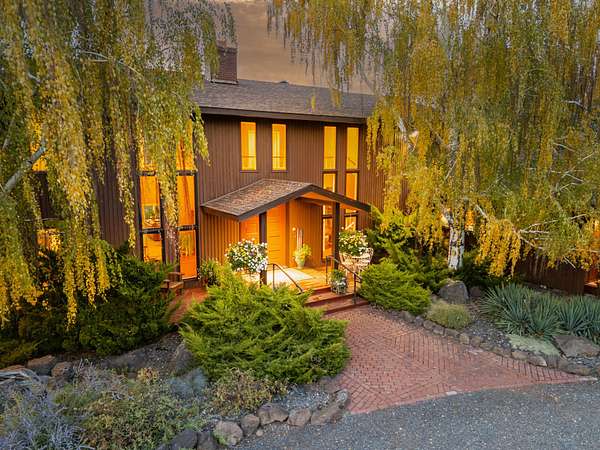 15.2 Acres of Land with Home for Sale in Redmond, Oregon