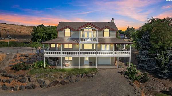 10.2 Acres of Land with Home for Sale in Benton City, Washington