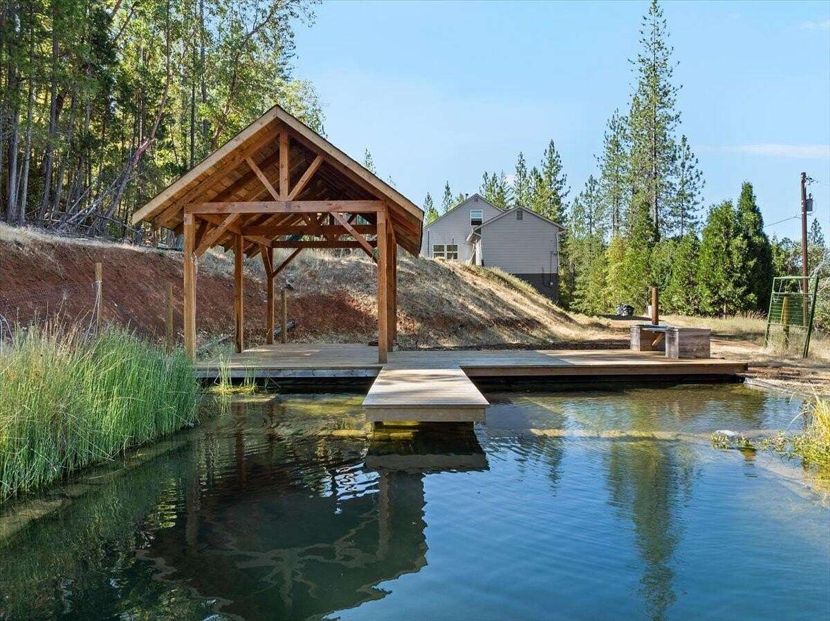 2.8 Acres of Residential Land with Home for Sale in Rogue River, Oregon