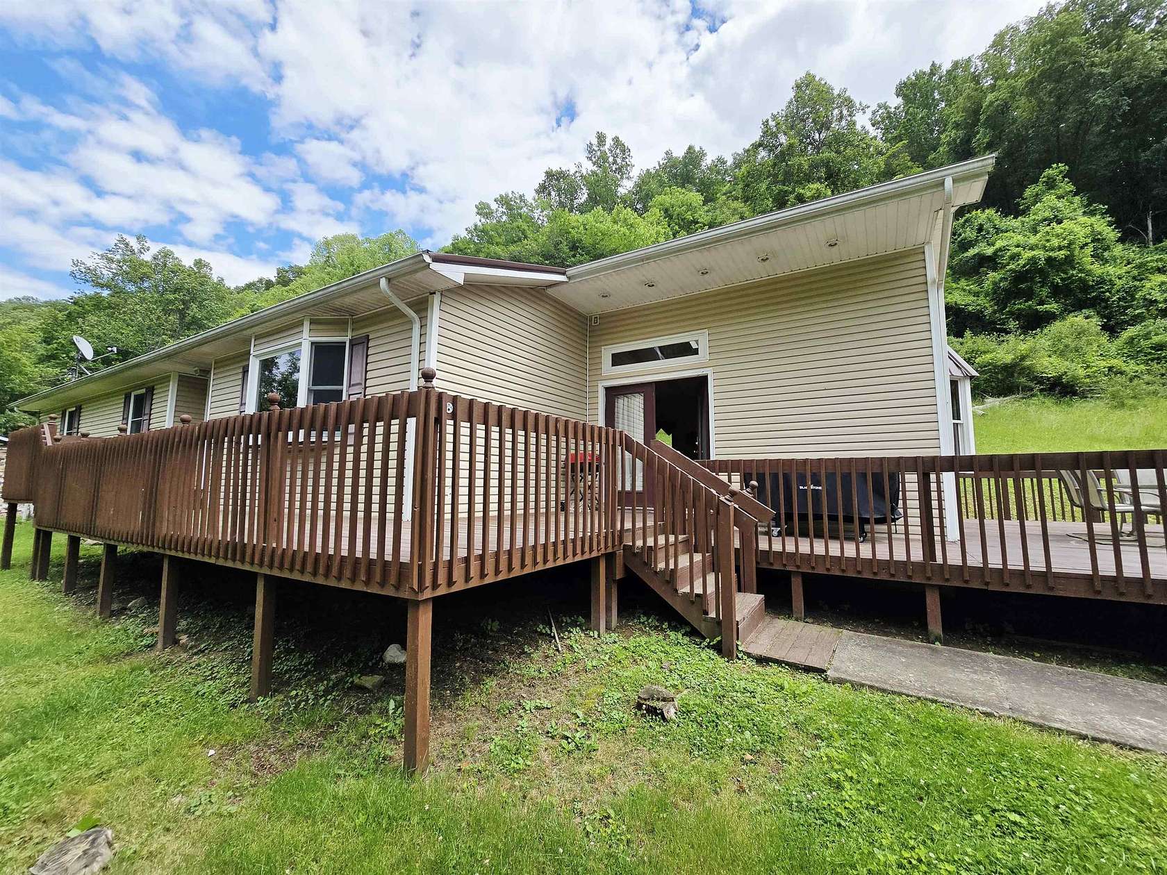 4.62 Acres of Residential Land with Home for Sale in Huntington, West Virginia