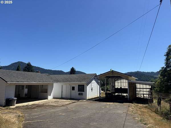 14.1 Acres of Land with Home for Sale in Glendale, Oregon