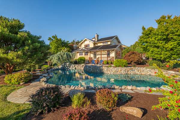 34.3 Acres of Land with Home for Sale in Medford, Oregon