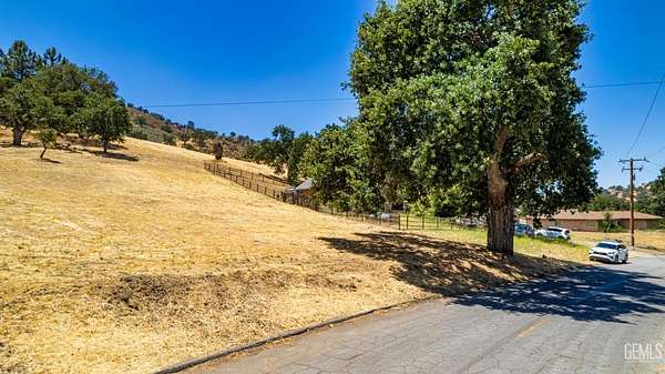 0.75 Acres of Residential Land for Sale in Tehachapi, California
