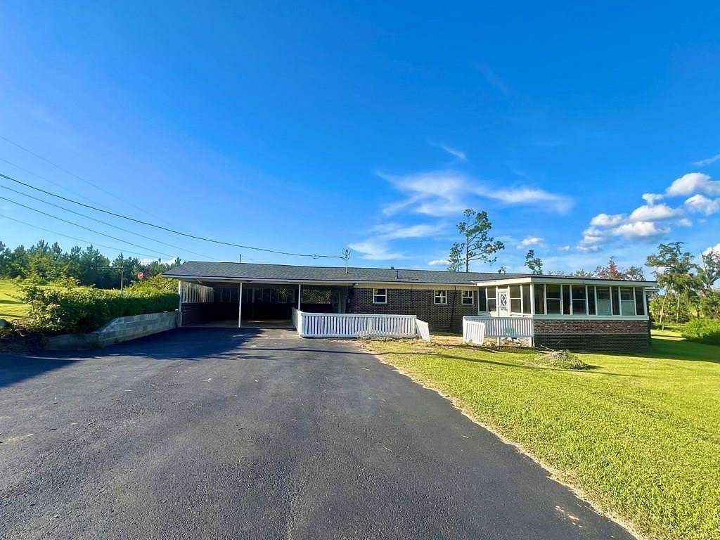 5 Acres of Residential Land with Home for Sale in Hazlehurst, Georgia