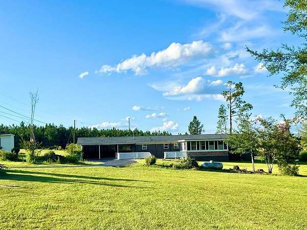 5 Acres of Residential Land with Home for Sale in Hazlehurst, Georgia