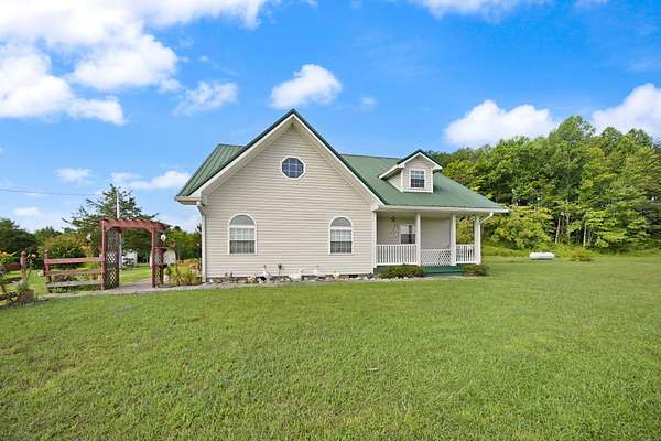 4.75 Acres of Residential Land with Home for Sale in Williamsburg, Kentucky