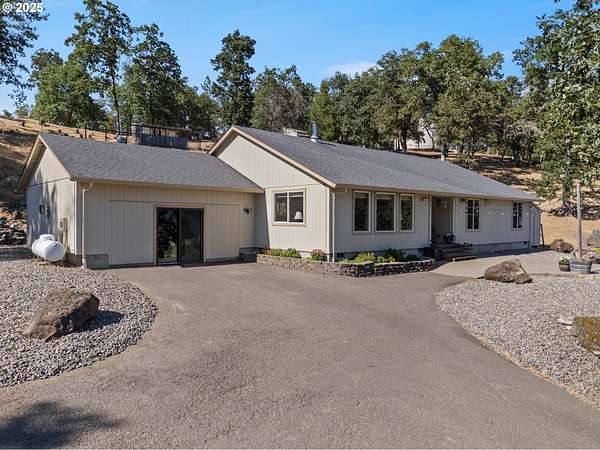 5 Acres of Residential Land with Home for Sale in Roseburg, Oregon