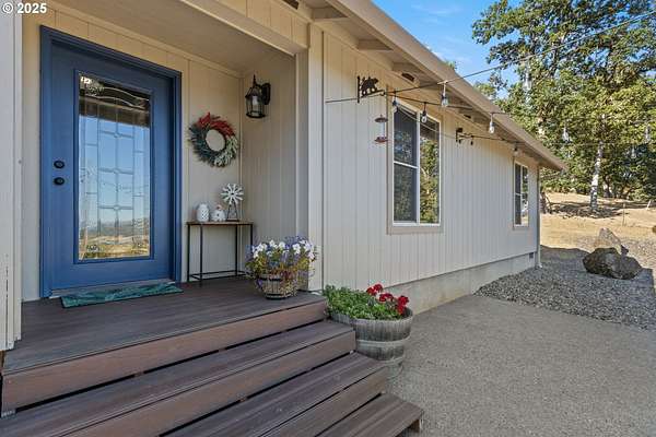 5 Acres of Residential Land with Home for Sale in Roseburg, Oregon