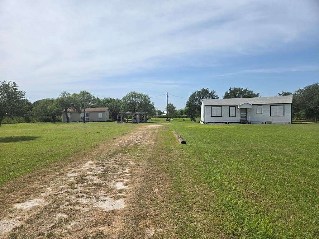 2.5 Acres of Residential Land with Home for Sale in Skidmore, Texas