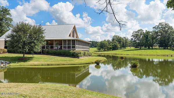 437 Acres of Land with Home for Sale in Forest, Mississippi