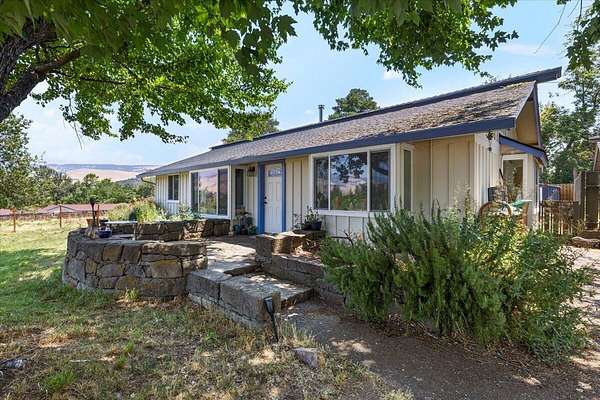 4.13 Acres of Residential Land with Home for Sale in Ashland, Oregon