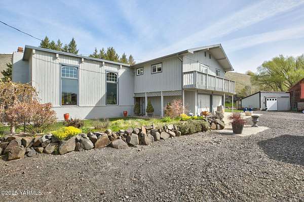 9.25 Acres of Residential Land with Home for Sale in Yakima, Washington