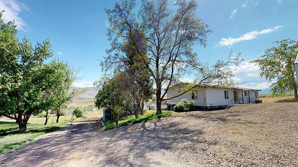 8 Acres of Land with Home for Sale in Yakima, Washington