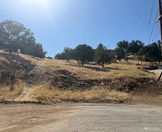 0.95 Acres of Residential Land for Sale in Tehachapi, California