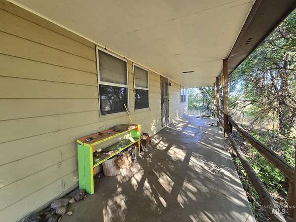 10 Acres of Land with Home for Sale in Mesa, Idaho