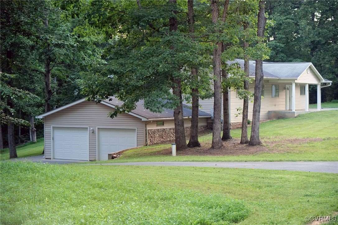 5 Acres of Residential Land with Home for Sale in Hardy, Virginia