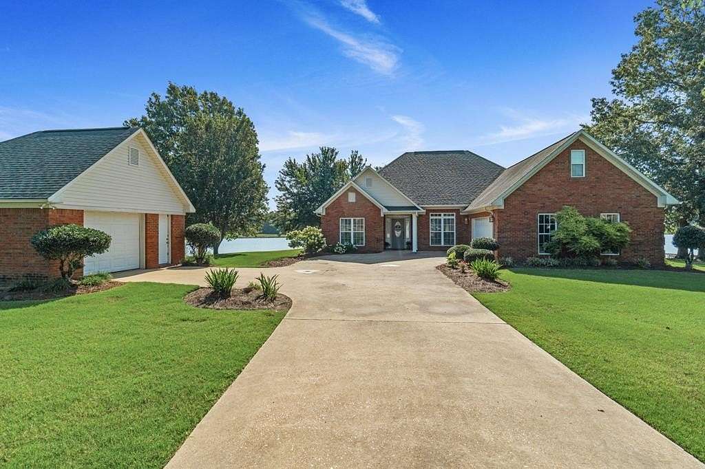 3.27 Acres of Residential Land with Home for Sale in Thaxton, Mississippi