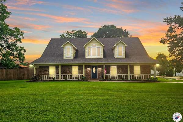 3.29 Acres of Residential Land with Home for Sale in Texarkana, Texas