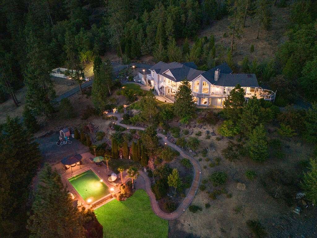 20 Acres of Recreational Land with Home for Sale in Grants Pass, Oregon