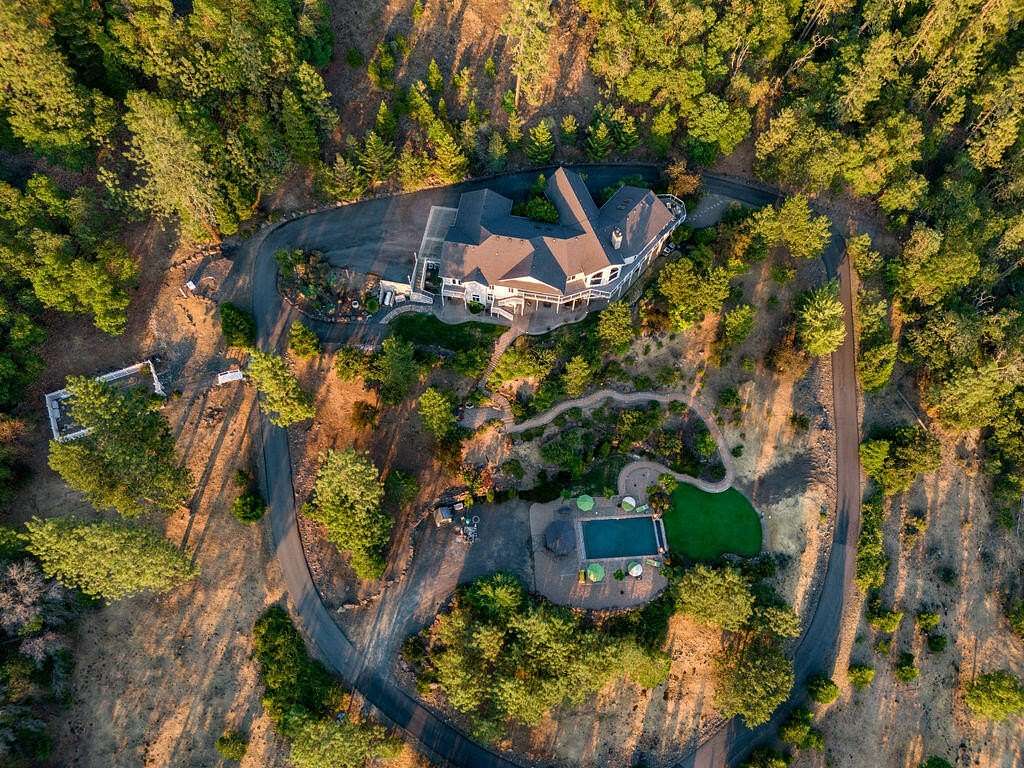 20 Acres of Recreational Land with Home for Sale in Grants Pass, Oregon