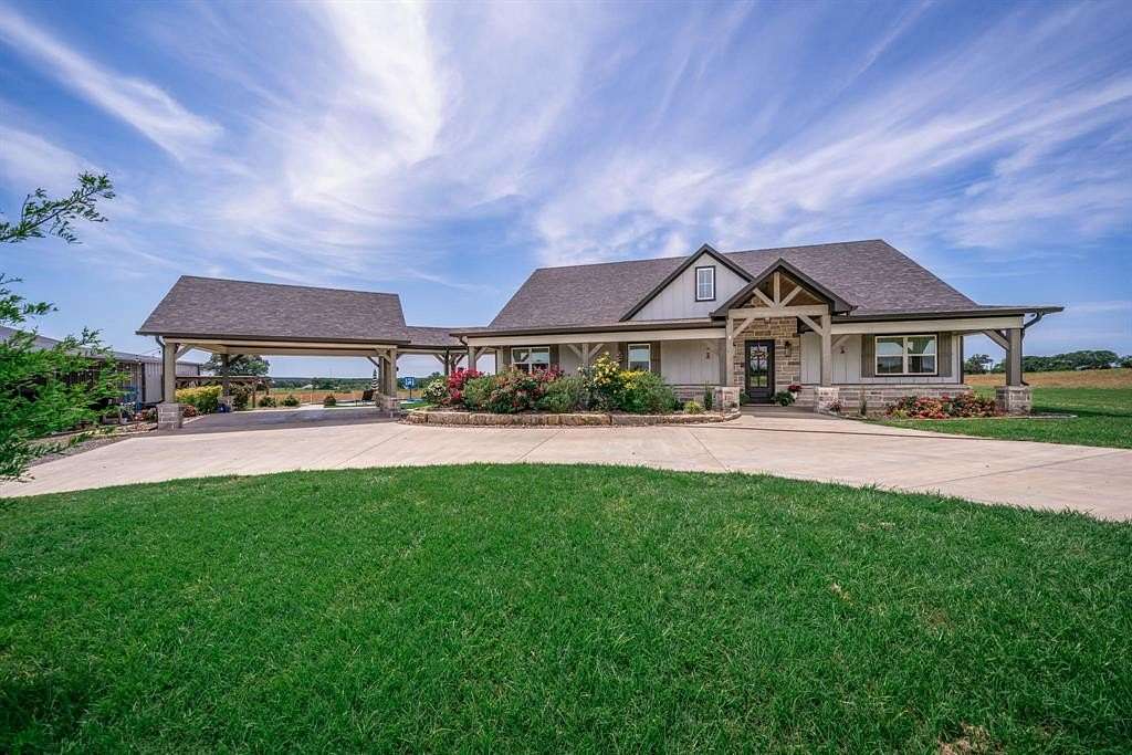 498 Acres of Land with Home for Sale in Troup, Texas