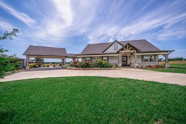 498 Acres of Land with Home for Sale in Troup, Texas