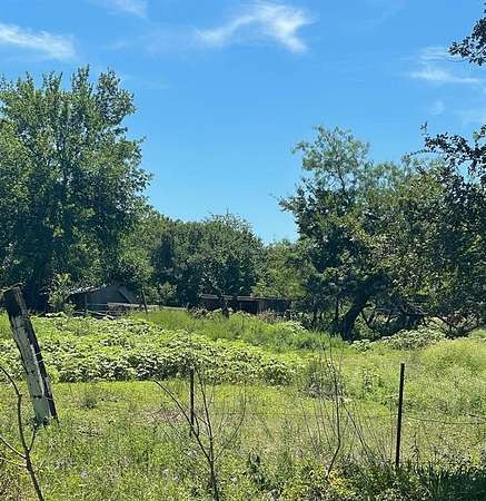 1 Acre of Mixed-Use Land for Sale in Groesbeck, Texas
