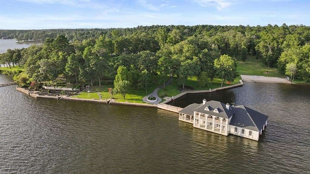 5.9 Acres of Residential Land with Home for Sale in Tyler, Texas