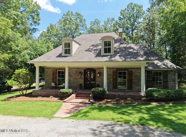 8 Acres of Residential Land with Home for Sale in Brandon, Mississippi