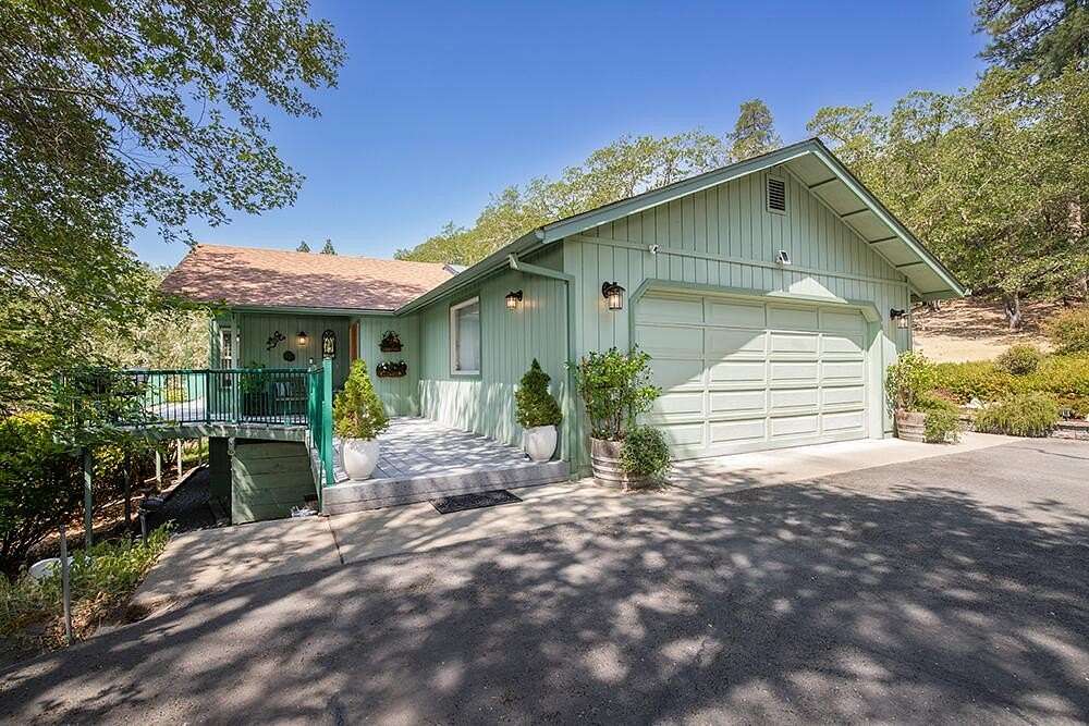 6 Acres of Residential Land with Home for Sale in Grants Pass, Oregon