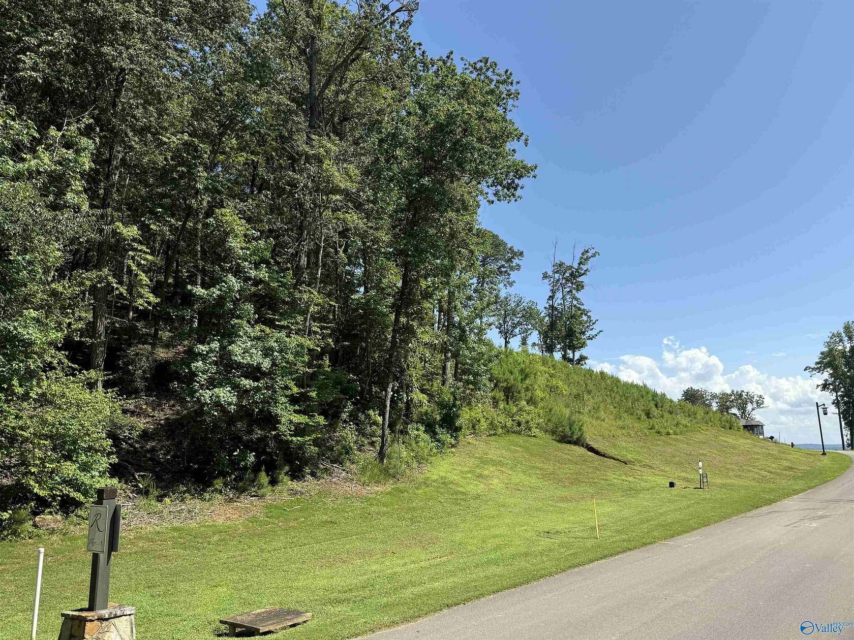 1 Acre of Land for Sale in Guntersville, Alabama