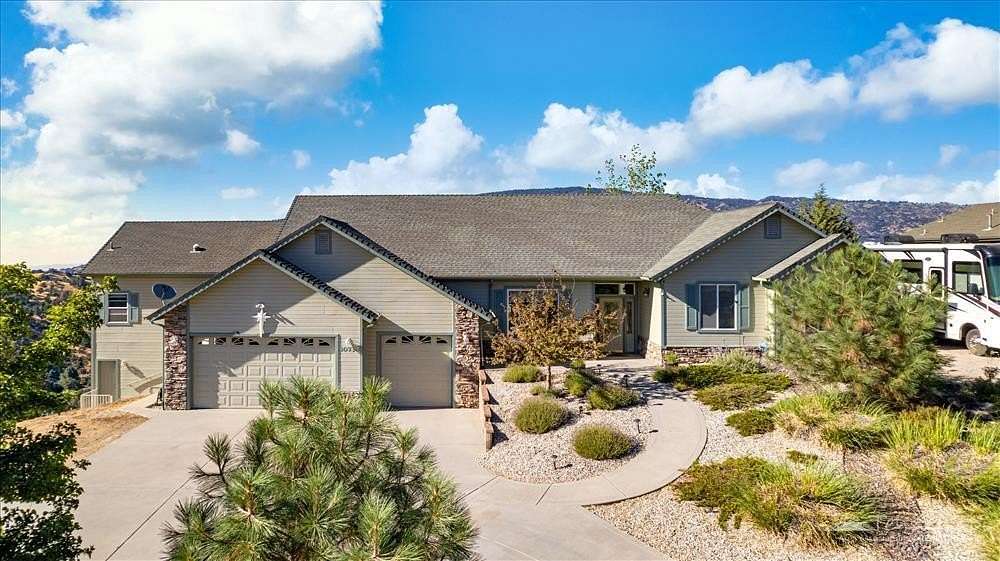 3.86 Acres of Residential Land with Home for Sale in Tehachapi, California