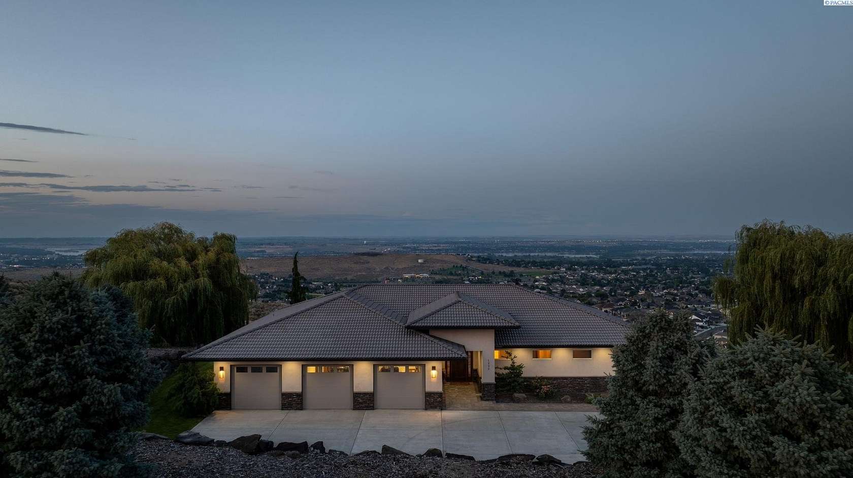 5 Acres of Residential Land with Home for Sale in Richland, Washington