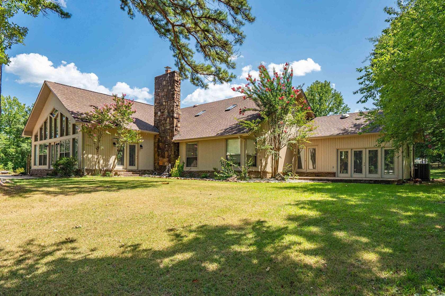 1.5 Acres of Residential Land with Home for Sale in Hot Springs, Arkansas